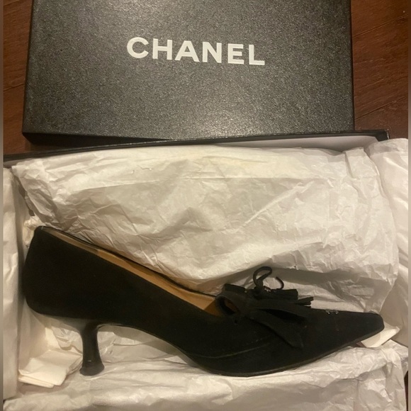 Chanel Vintage Kitten Heels Black Suede CC Logo Fringe Pointed Toe Pumps 37 Y2k - Picture 1 of 7